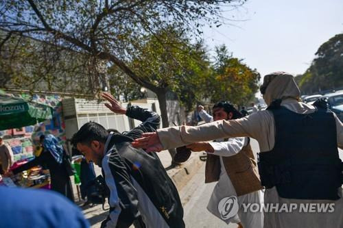 21일 카불에서 취재진을 폭행하는 탈레반 대원 [AFP 연합뉴스 자료사진. 재판매 및 DB 금지]