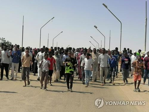 수단 아트라바에서 군부 쿠데타에 저항하는 시민들이 행진하는 모습. [로이터 연합뉴스 자료사진. 재판매 및 DB 금지]