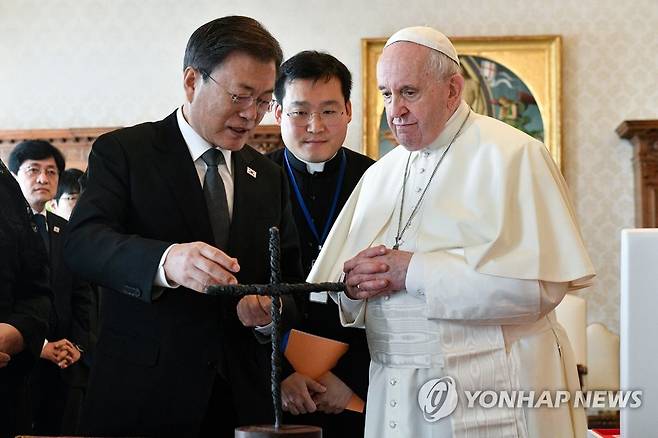 프란치스코 교황에게 평화의 십자가 설명하는 문재인 대통령 (바티칸=연합뉴스) 최재구 기자 = 29일 교황청을 공식 방문한 문재인 대통령이 프란치스코 교황과 단독 면담에 앞서 DMZ 철조망을 잘라 만든 평화의 십자가를 설명하고 있다. 2021.10.29 [교황청 제공. 재판매 및 DB금지] jjaeck9@yna.co.kr