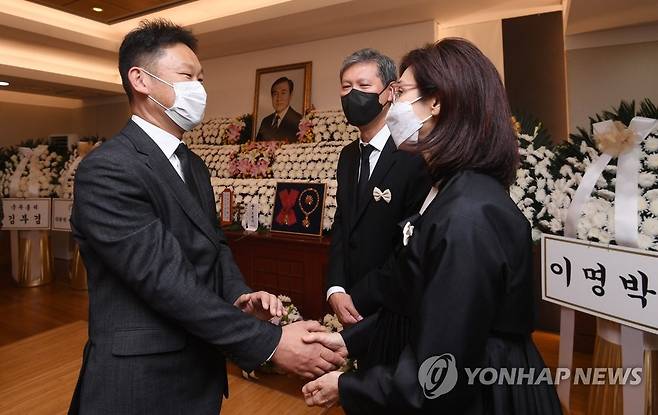 빈소 찾은 곽상언 변호사 (서울=연합뉴스) 고(故) 노무현 전 대통령 사위 곽상언 변호사가 29일 서울 종로구 서울대병원 장례식장에 마련된 고(故) 노태우 전 대통령 빈소를 찾아 조문한 뒤 노재헌 동아시아문화센터 이사장, 노소영 아트센터 나비 관장을 위로하고 있다. 2021.10.29 [사진공동취재단] photo@yna.co.kr