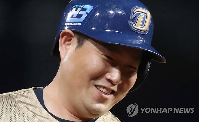 양의지도 웃는다 (창원=연합뉴스) 김동민 기자 = 29일 창원NC파크에서 열린 '2021 KBO 프로야구' NC 다이노스와 삼성 라이온즈의 경기. 4회 말 1사 주자가 없는 상황 NC 4번 양의지가 홈런을 치고 그라운드를 돌고 있다. 2021.10.29 image@yna.co.kr