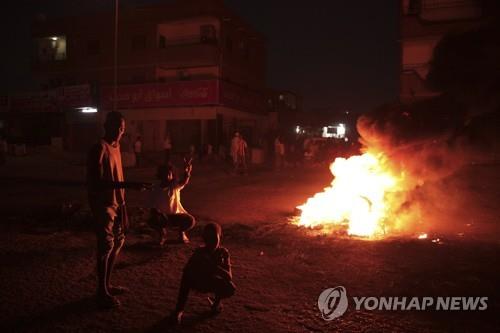 수단 수도 하르툼에서 쿠데타에 항의 시위하는 사람들. [AP 연합뉴스 자료사진. 재판매 및 DB 금지]