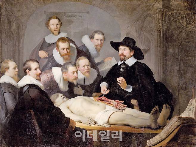 렘브란트의 ‘툴프 박사의 해부학 강의’(1632). 해부학을 강의하는 툴프 박사와 7명의 청강생을 그린 렘브란트의 첫 집단초상화다. 이발사의 수준을 훌쩍 뛰어넘은 당시 진짜 외과의사의 수준을 엿보게 한다. 렘브란트가 외과의사조합의 주문을 받아 그린 작품으로, 가위를 든 툴프 박사는 실존인물이다. 캔버스에 유채, 265.5×169.5㎝, 네덜란드 헤이그 마우리츠하위스미술관 소장.