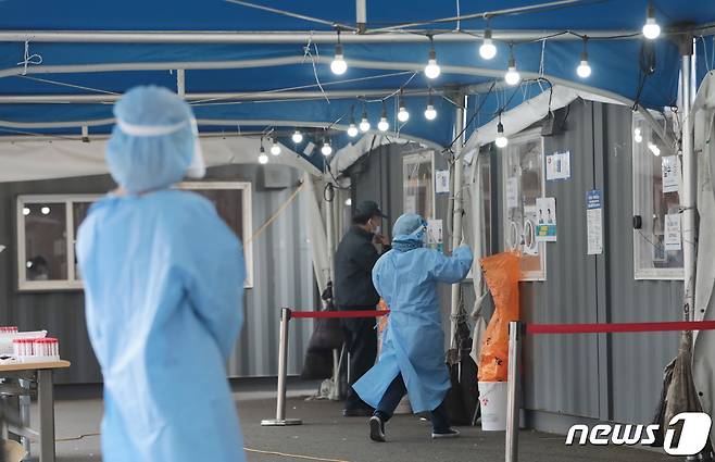 29일 서울 중구 서울역 임시선별진료소에서 의료진이 분주한 모습을 보이고 있다. 2021.10.29/뉴스1 © News1 이성철 기자