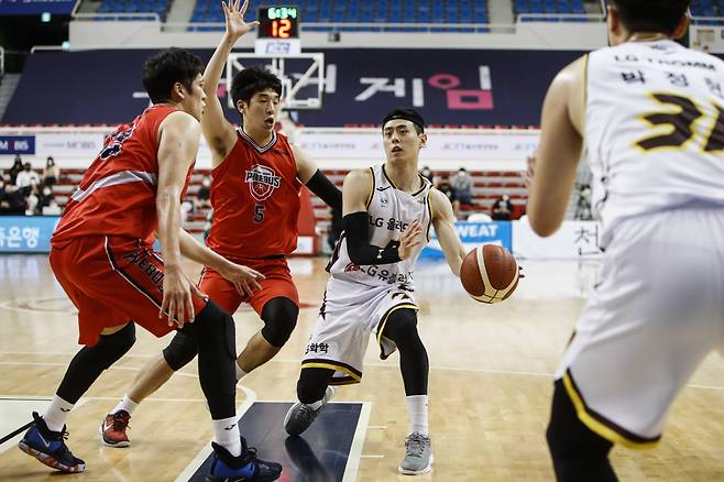 LG 이관희의 돌파 시 현대 모비스의 기습적 트랩 디펜스 장면. 사진제공=KBL