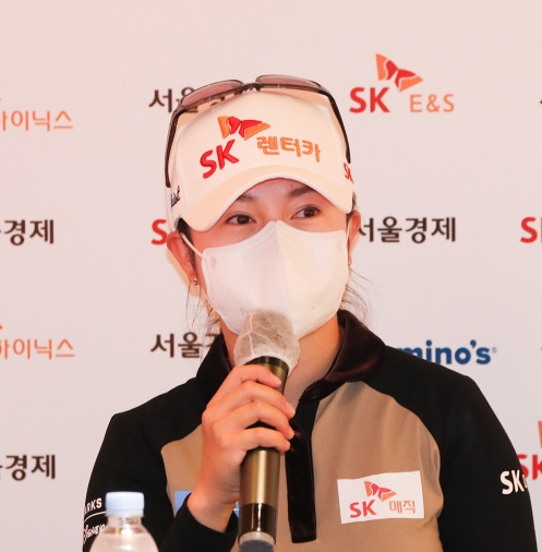 2021년 한국여자프로골프(KLPGA) 투어 SK네트웍스·서경 레이디스 클래식에 출전한 이승연 프로가 2라운드에서 인터뷰하는 모습이다. 사진제공=KLPGA