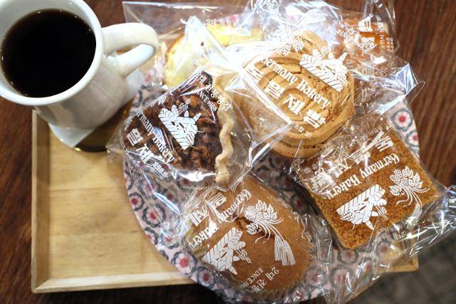 춘천 독일제빵은 53년 전 창업 당시 빵 종류와 맛을 고스란히 간직하고 있다. 독일제빵에서 만들어내는 빵 종류들.