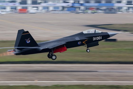 2014년 주하이 에어쇼에서 FC-31이 시험비행을 선보이고 있다. 위키피디아