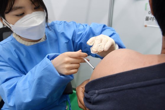 대전 서구 예방접종센터에서 의료진이 방문한 시민들에게 화이자 백신을 신중히 접종하고 있다.김성태 프리랜서