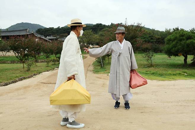 Members of the Byeongsanseowon Confucian Academy bid farewell after attending a two-day annual fall memorial tribute honoring Ryu Seong-ryong, the chief state councilor of Joseon Dynasty in 1592. Photo © 2021 Hyungwon Kang