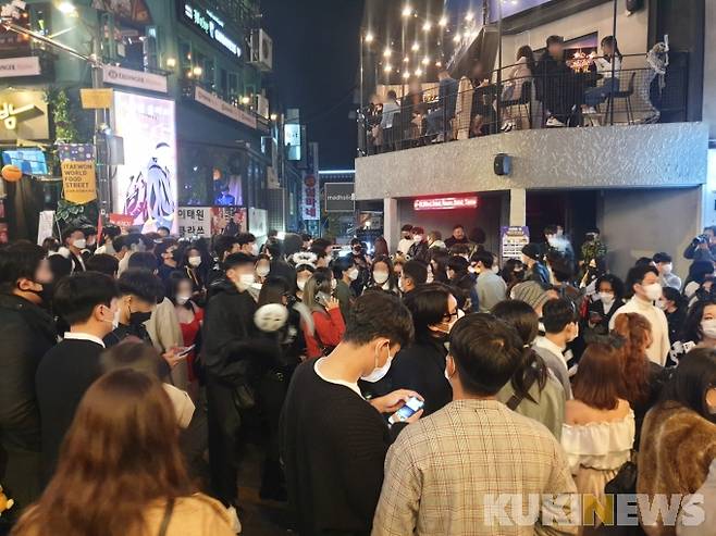 해밀턴호텔 뒤편 골목에서는 사람들이 꽉 낀 상태로 이동했다.    사진=이소연 기자 