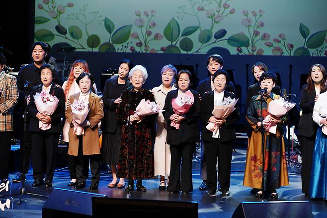 [광주=뉴시스] 김혜인 기자 = 30일 오후 광주 동구 국립아시아문화전당 예술극장에서 열린 '오월어머니의 노래1집' 제작 발표회가 열리고 있다. 오월어머니들은 1980년 5·18민주화운동 당시 가족을 잃은 슬픔과 41년의 삶을 15곡의 노래에 담았다. (사진=국립아시아문화전당 제공)2021.10.30.photo@newsis.com