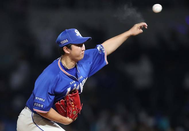 30일 창원NC파크에서 열린 '2021 KBO 프로야구' NC 다이노스와 삼성 라이온즈의 경기. 7회 말 삼성 최채흥이 역투하고 있다. 연합뉴스