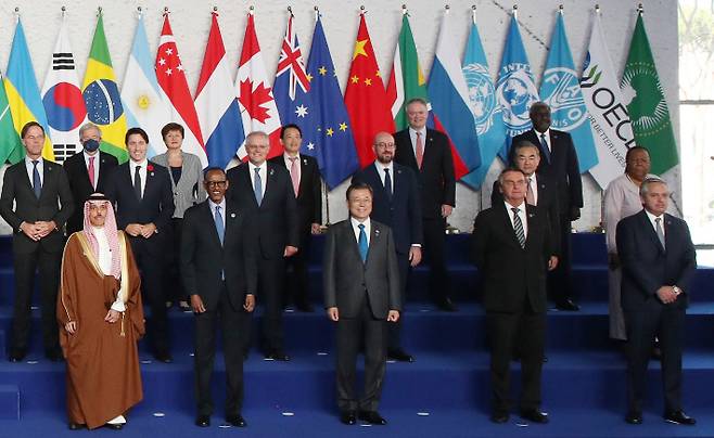 G20 정상들과 기념촬영하는 문재인 대통령. 연합뉴스