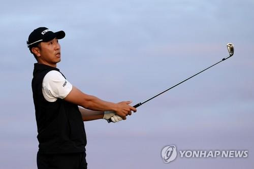 공의 궤적을 쫓는 배상문. [AFP/게티이미지=연합뉴스]