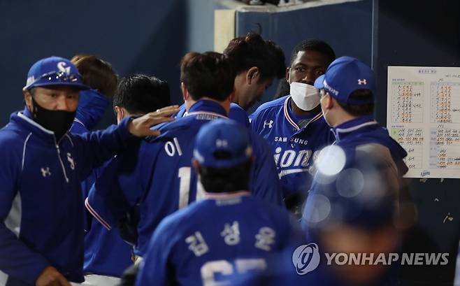 더그아웃 나서는 삼성 (창원=연합뉴스) 김동민 기자 = 29일 창원NC파크에서 열린 '2021 KBO 프로야구' NC 다이노스와 삼성 라이온즈의 경기. NC에 3-1로 패한 삼성 선수단이 더그아웃을 나서고 있다. 2021.10.29 image@yna.co.kr