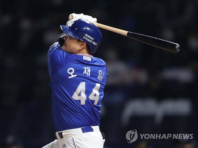 삼성 오재일 재역전 2점포 (창원=연합뉴스) 김동민 기자 = 30일 창원NC파크에서 열린 '2021 KBO 프로야구' NC 다이노스와 삼성 라이온즈의 경기. 5회 초 2사 1루 상황에서 삼성 3번 오재일이 2점 홈런을 치고 있다. 2021.10.30 image@yna.co.kr