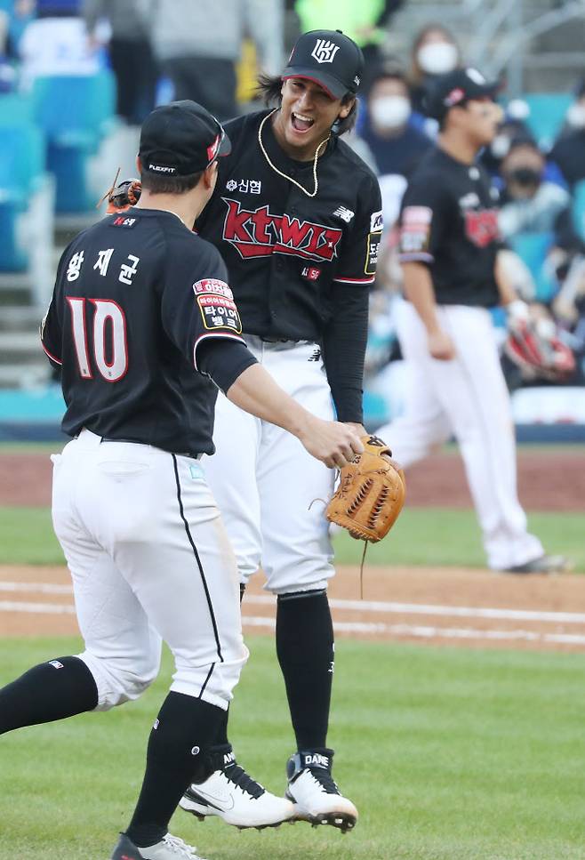 31일 오후 대구 삼성라이온즈파크에서 열린 프로야구 2021 신한은행 SOL KBO 정규시즌 1위 결정전. KT위즈 대 삼성 라이온즈의 경기. 7회말 KT 선발투수 쿠에바스가 무실점으로 이닝을 끝내고 기뻐하고 있다.