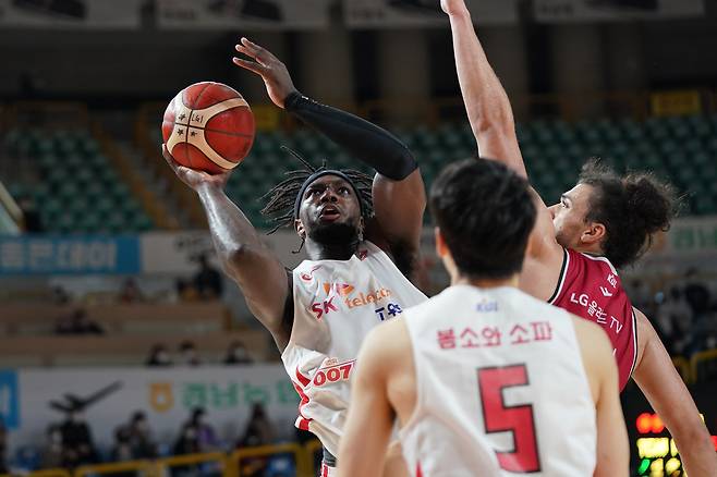 프로농구 선두 서울 SK는 31일 창원 LG를 꺾고 4연승을 달렸다.(KBL 제공) © 뉴스1