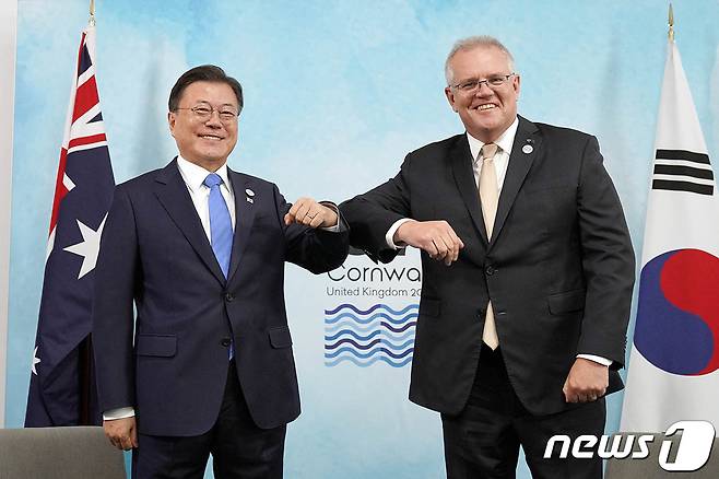 문재인 대통령이 스콧 모리슨(Scott Morrison) 호주 총리와 양자회담에 앞서 팔꿈치를 맞대며 인사하고 있다.(청와대 제공) 2021.6.13/뉴스1