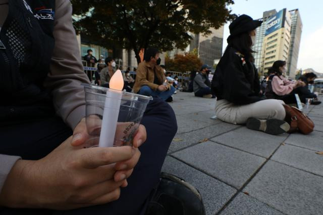 비정규직 이제그만 1100만 비정규직 공동투쟁 조합원들이 30일 오후 서울 종로구 동화면세점 앞에서 열린 '비정규직 배신정권 규탄 1차 촛불집회'에서 손피켓과 촛불을 들고 있다. 뉴시스