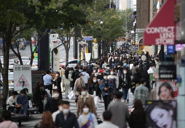 '위드 코로나' 시행을 하루 앞둔 31일 오후 서울 강남역 인근 시민들의 모습. 연합뉴스