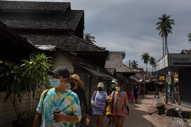 28일 태국 푸껫 피피섬을 방문한 관광객들이 마스크를 착용하고 마을을 둘러보고 있다. AFP 연합뉴스