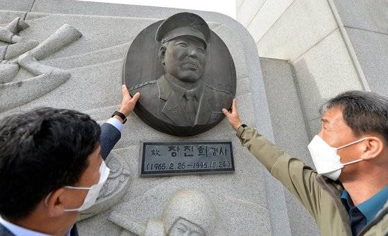 송균환 경감(왼쪽)과 황수영 경위가 충남 부여군 석성면에 있는 경찰충혼탑을 찾아 참배했다. 1995년 10월 24일 이곳에 전개된 무장 간첩 검거 작전에서 경찰관 2명이 순직했다. 송 경감과 황 경위는 당시 검거 작전에서 간첩과 전투를 벌였다. 프리랜서 김성태