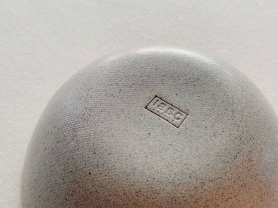 그릇 바닥의 로고와 텍스처가 돋보인다. 한남동 쇼룸과 온라인 숍에서 구매할 수 있다. 라이스볼에 요거트를 담아서 주로 먹는다. [사진 권민경]