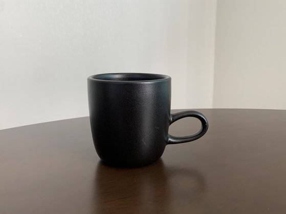 1940년대에 만들어진 히스 세라믹 머그컵. 창립자 이디스 히스의 이름을 땄다. 미국 샌프란시스코 소살리토 공장 투어를 통해 알게 된 후로 가장 잘 사용하는 컵이 됐다. [사진 권민경]