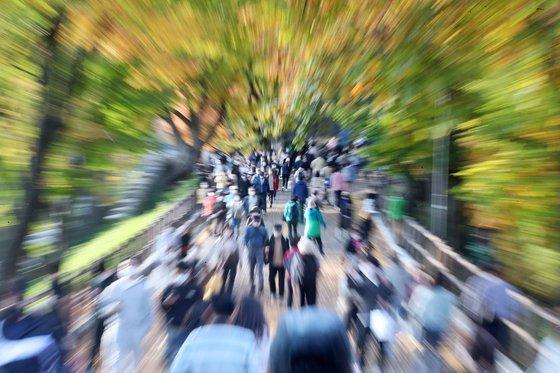 위드 코로나 시행 하루를 앞둔 31일 서울 중구 남산 도로에 산책나온 시민들이 가득하다. 김상선 기자