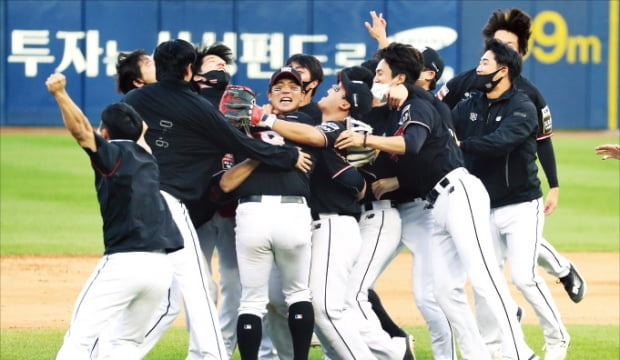 31일 대구 삼성라이온즈파크에서 열린 프로야구 2021 신한은행 쏠(SOL) KBO 정규시즌 1위 결정전에서 kt 위즈가 삼성 라이온즈에 1-0으로 승리한 뒤 우승의 기쁨을 만끽하고 있다. 76승9무59패로 정규시즌 144경기 일정을 마친 kt와 삼성은 정규리그 최초로 타이브레이커 단판 승부로 최종 1위를 가리게 됐다.  연합뉴스