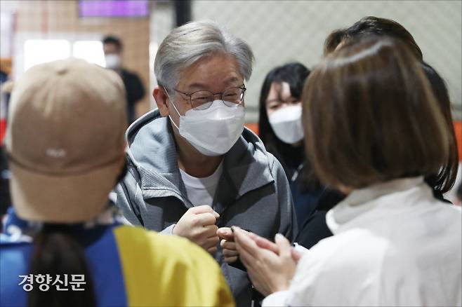 이재명 더불어민주당 대선 후보가 31일 오전 경기도 고양시 덕양구 상암농구장에서 2030 여성들과 여성에 맞게 규격과 규칙이 조정된 농구와 흡사한 생활체육 ‘넷볼’ 경기를 체험하기 전 참석자들과 인사를 나누고 있다./국회사진기자단