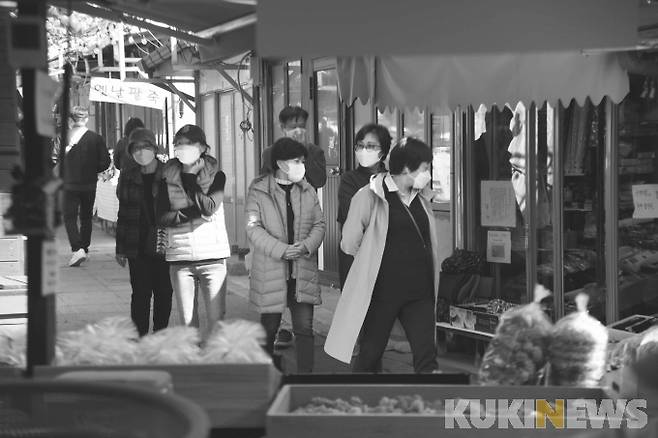 시장통 돌아보는 관광객들