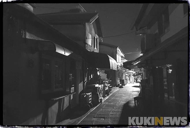 대룡시장의 밤 품경. 여느 전통시장과 달리 이곳은 낮과 밤의 풍경이 확연하다. 밤 8시부터 다음 날 아침 6시까지 일반인의 통행이 금지되 일찌감치 상점은 철시 한다.&nbsp;