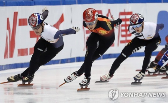 황대헌(왼쪽), 박장혁(오른쪽) 30일 1,500ｍ 결승 경기 모습
[신화=연합뉴스 자료사진]