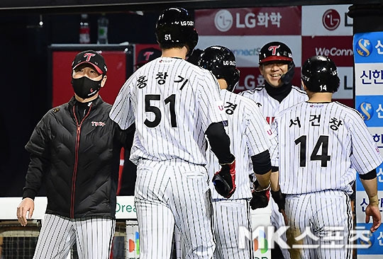 LG 선수들이 아직 "LG의 야구는 끝나지 않았다"며 똘똘 뭉쳐 있다. 그들의 다짐대로 야구에 임한다면 돌풍을 일으킬 가능성도 충분히 남아 있다.  사진=김영구 기자