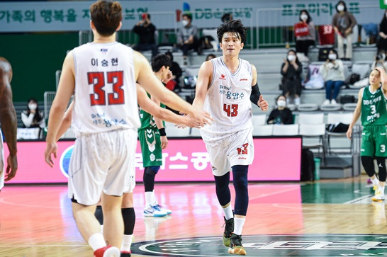 오리온 이대성이 동료들과 기쁨을 나누고 있다. 사진=KBL 제공