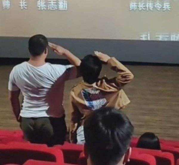 영화 장진호 상영이 끝난 뒤 자리를 뜨지 않고 거수경례를 하는 젊은 관람객들/ 웨이보 캡처