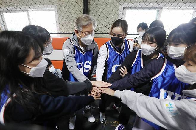 이재명 더불어민주당 대선 후보가 31일 오전 경기도 고양시 덕양구 상암농구장에서 2030 여성들과 여성에 맞게 규격과 규칙이 조정된 농구와 흡사한 생활체육 '넷볼' 경기를 하기 전 팀원들과 파이팅을 외치고 있다. / 사진제공=뉴시스