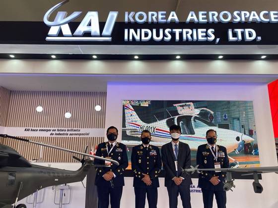(왼쪽부터) 페루 감바리니 획득처장, 차파로 공군총장, KAI 김한일 상무, 페루 로드리게스 군수사령관 /사진제공=KAI