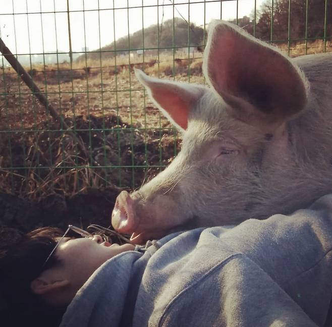 활동가와 새벽이. 시간이 지나니, 이렇게 관계를 맺을 수 있게 됐다./사진=새벽이생추어리