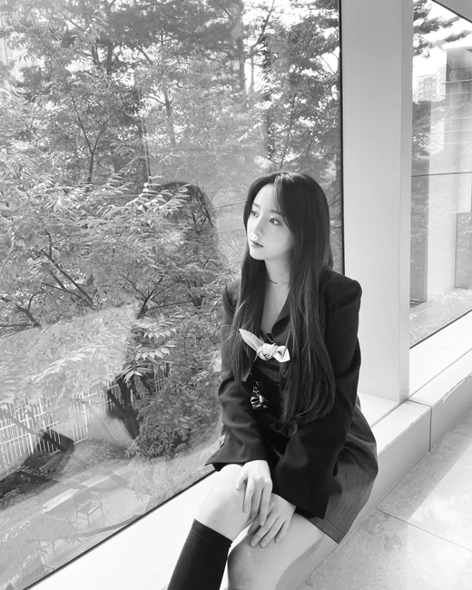 Girl group Lovelyz Kei has expressed her heart to fans.Kei wrote on his Instagram account on the 31st, Lovely Nus always thank you and love you.In the black and white photos released together, Kei is posing with a unique simple figure.Lovelyz, who has been in debut for seven years, has recently appeared in the entertainment Random Questions as a complete body.