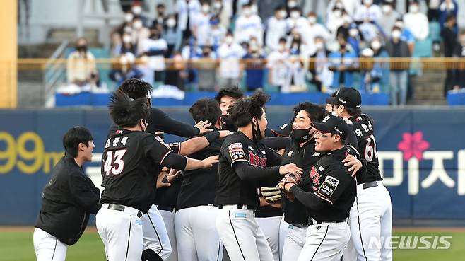 [대구=뉴시스] 이무열 기자 = 31일 오후 대구 수성구 삼성라이온즈파크에서 타이브레이커(순위결정전)이 열린 ‘2021 신한은행 SOL KBO리그’ 삼성 라이온즈와 KT 위즈의 경기, KT 선수들이 1대0으로 승리를 확정한 뒤 그라운드로 달려나와 기뻐하고 있다. 2021.10.31. lmy@newsis.com