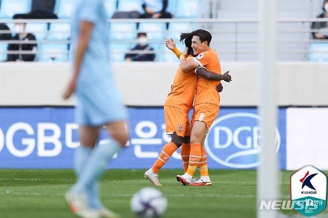 [서울=뉴시스]제주 이창민이 추가골을 넣었다. (사진=프로축구연맹 제공)