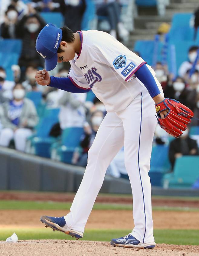 31일 오후 대구 삼성라이온즈파크에서 열린 프로야구 2021 신한은행 쏠(SOL) KBO 정규시즌 1위 결정전 kt wiz와 삼성 라이온즈의 경기. 5회 초 삼성 선발투수 원태인이 무실점으로 이닝을 마무리하고 주먹을 불끈 쥐고 있다. 연합뉴스