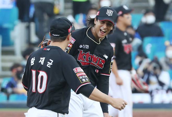 31일 오후 대구 삼성라이온즈파크에서 열린 프로야구 2021 신한은행 쏠(SOL) KBO 정규시즌 1위 결정전 kt wiz와 삼성 라이온즈의 경기. 7회 말 kt 선발투수 쿠에바스가 무실점으로 이닝을 끝내고 기뻐하고 있다. 연합뉴스