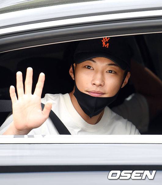 [OSEN=화천, 조은정 기자]한편, 우도환은 2011년 MBN 드라마 ‘왔어 왔어 제대로 왔어’로 데뷔했다. 이후 영화 ‘인천상륙작전’, ‘마스터’, ‘사자’, ‘신의 한 수 : 귀수편’ 등에 출연했고, 드라마 ‘우리 집에 사는 남자’, ‘구해줘’, ‘매드독’, ‘위대한 유혹자’, ‘나의 나라’ 등에서 활약했다. 최근에는 지난 12일 종영한 SBS 드라마 ‘더 킹 : 영원의 군주’에서 조영과 조은섭을 오가는 1인 2역 연기로 활약, 차세대 남자 배우로 떠올랐다. /cej@osen.co.kr