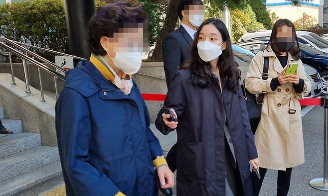 토지 매입 과정에서 통장 잔고증명서를 위조한 혐의로 기소된 윤석열 전 검찰총장 장모 최모씨(왼쪽)가 지난 28일 오전 의정부지법에서 6차 공판을 마치고 나오면서 취재진의 질문을 듣고 있다. 의정부=뉴시스