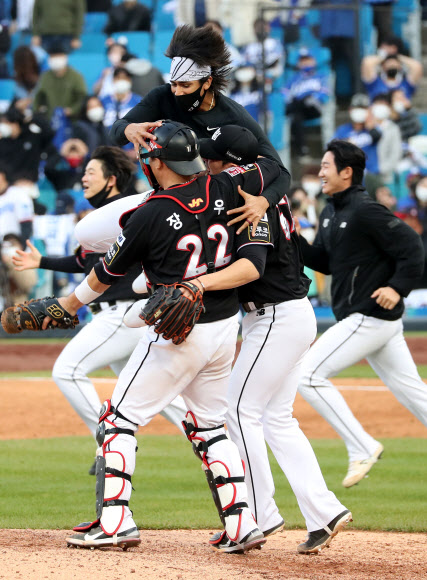 kt 위즈가 31일 대구 삼성라이온즈파크에서 펼쳐진 프로야구 KBO리그 1위 결정전에서 삼성 라이온즈를 1-0으로 제치고 정규 시즌 우승을 확정한 뒤, 승리를 견인한 윌리엄 쿠에바스(위)가 마무리 투수 김재윤(가운데)과 포수 장성우를 얼싸안고 환호하고 있다. 단 이틀만 쉬고 선발 투수로 나선 쿠에바스는 7이닝 동안 안타 1개만 내주는 무실점 역투를 펼쳤다.대구 연합뉴스